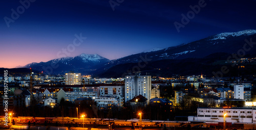 Obraz na płótnie Innsbruck city at night w salonie