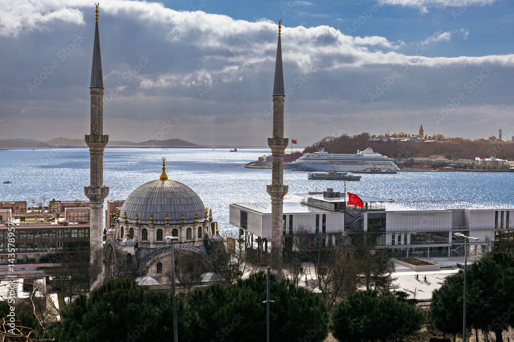 Obraz premium View of a mosque by the Bosphorus and Istanbul Modern Museum with cruise ships in the background, captured in Istanbul, Turkey. Photo taken on March 4, 2025.