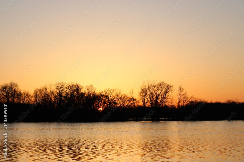 Obraz premium sunset over the river