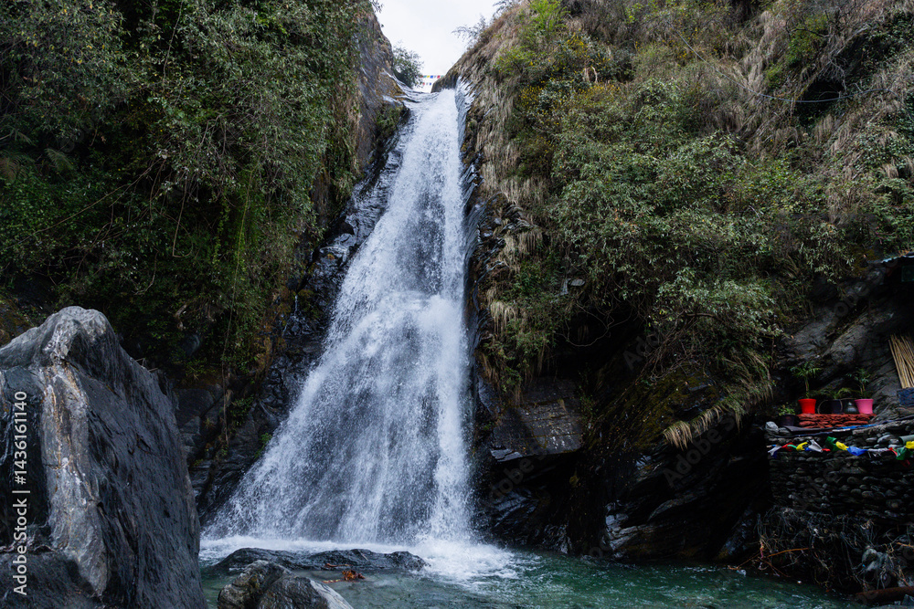 Fototapeta premium Bhagsunag falls on a sunny day