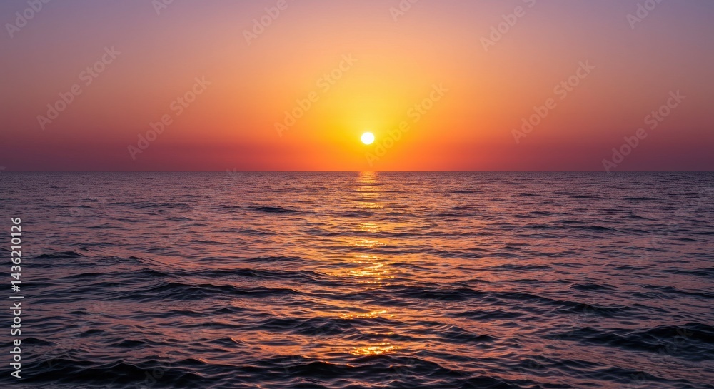 Obraz premium Glowing sun over ocean waves during golden hour