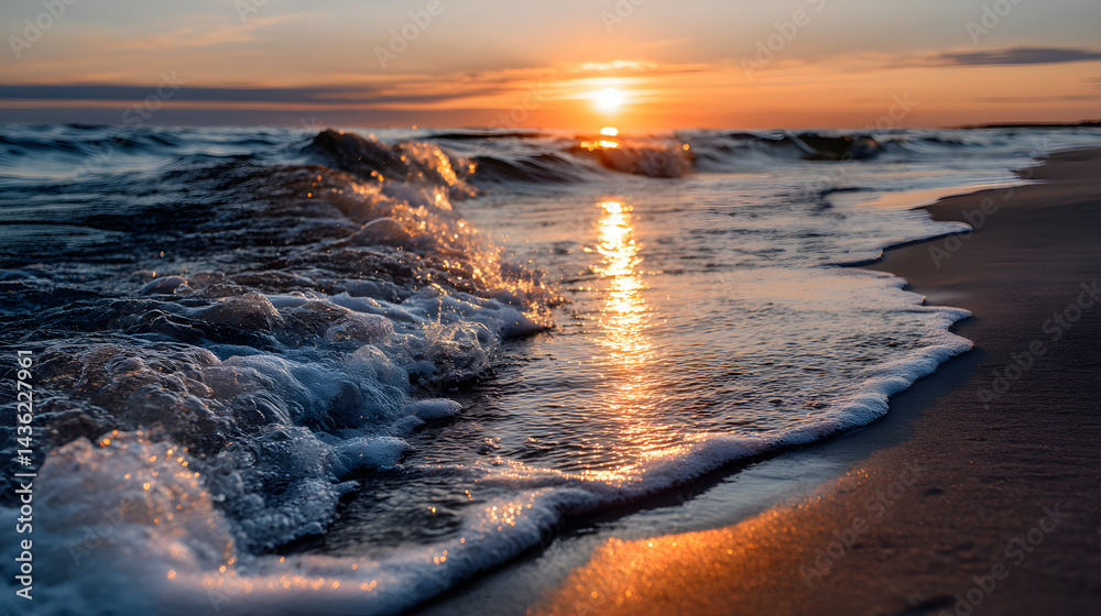 Obraz premium Summer beach with the sun setting behind the horizon, casting a golden glow on the shimmering water and the soft sand.