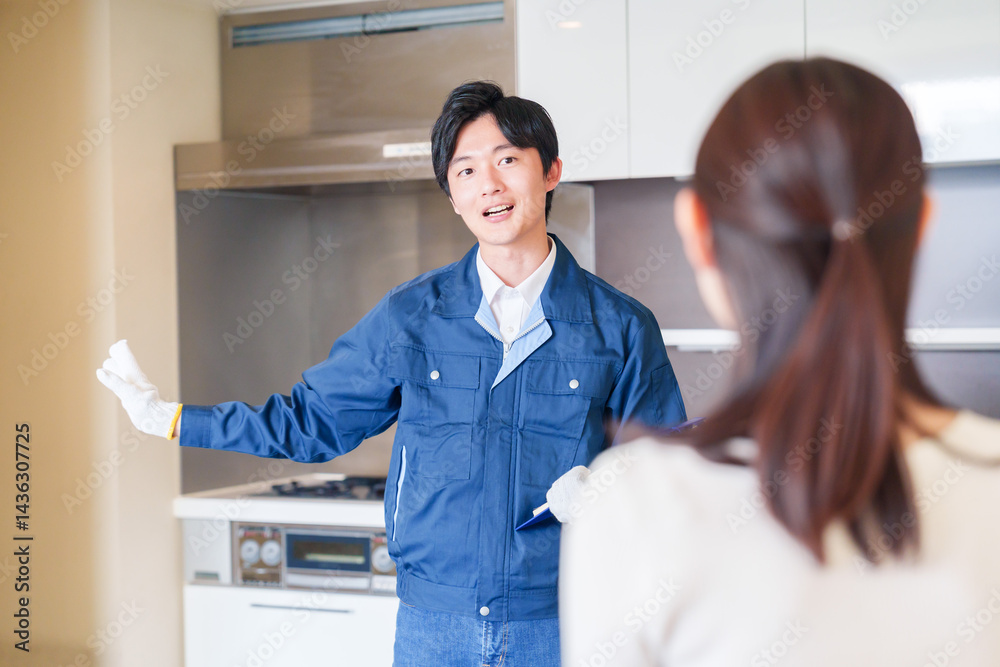 Fototapeta premium マンションを戸別訪問して点検をする業者の男性
