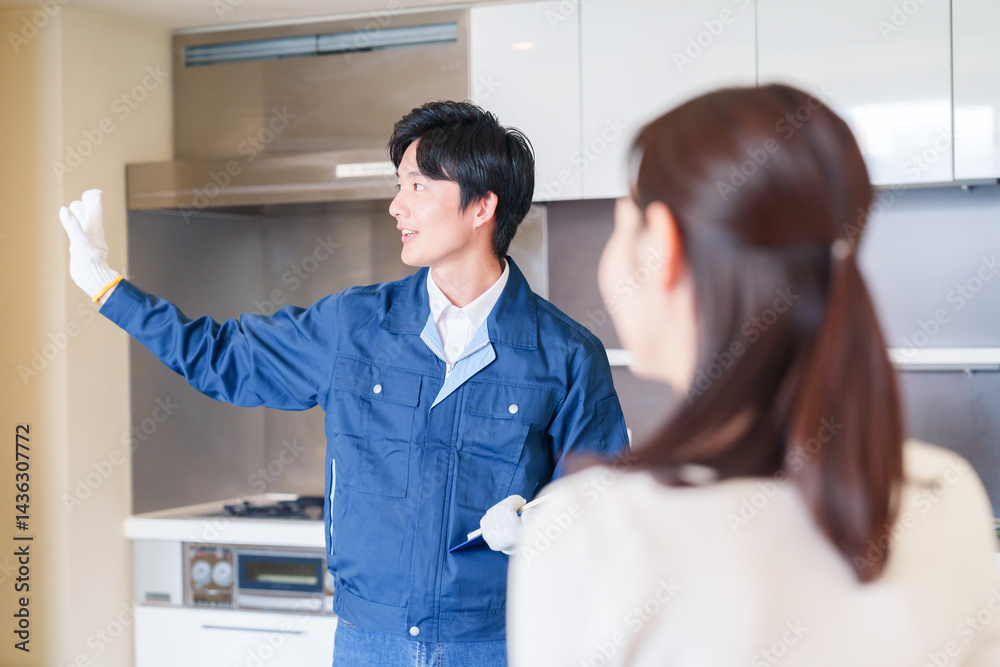 Obraz premium マンションを戸別訪問して点検をする業者の男性