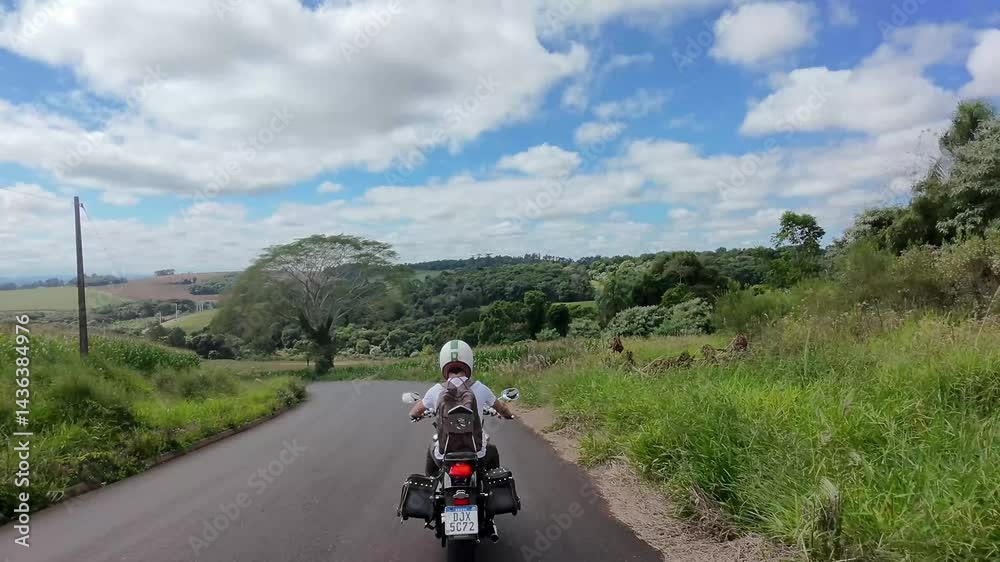 homem motociclista anda de moto na estrada 