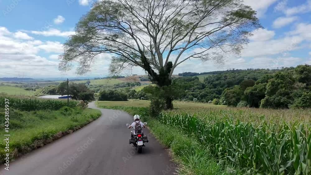 homem motociclista anda de moto na estrada 
