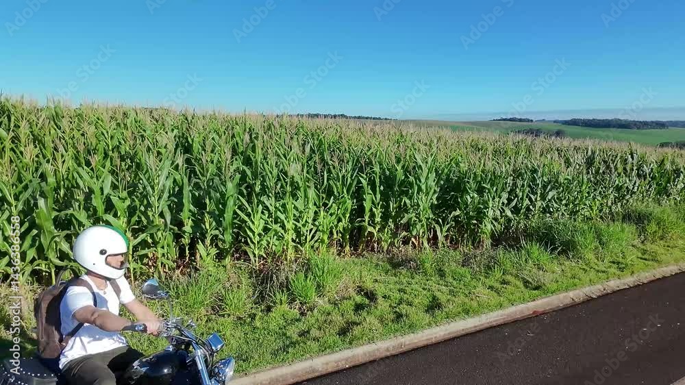 homem motociclista anda de moto na estrada 