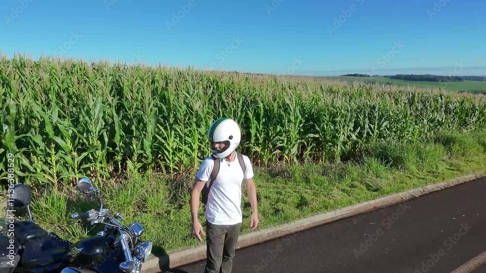 homem motociclista anda de moto na estrada 