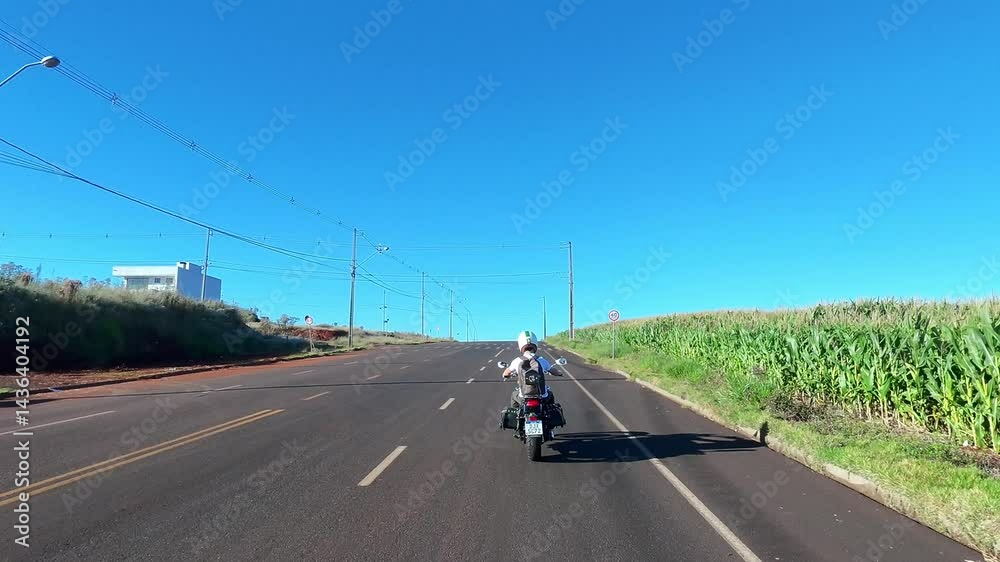 homem motociclista anda de moto na estrada 