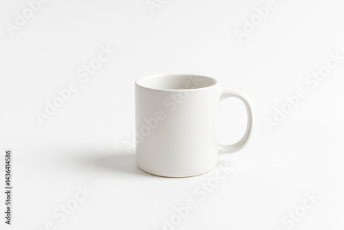 白い背景に置かれたシンプルな陶器のマグカップ