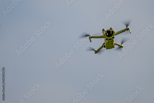 Eine Fotodrohne fliegt vor verschwommenen Hintergrund