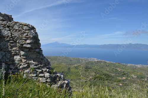 Veduta sullo Stretto di Messina (Vulcano Etna) dal Castello Santo Niceto Motta San Giovanni Reggio Calabria
