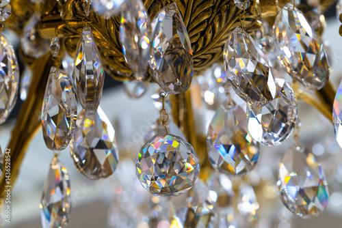 Obraz na płótnie Closeup of crystal chandelier w salonie
