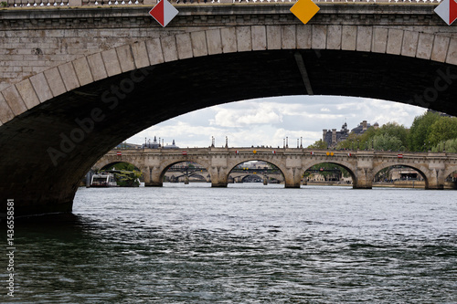 Pont de paris traversant la seine