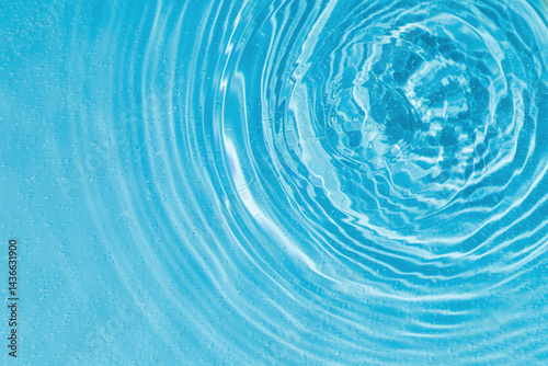 Obraz na płótnie drops on water with circles on a blue background w salonie
