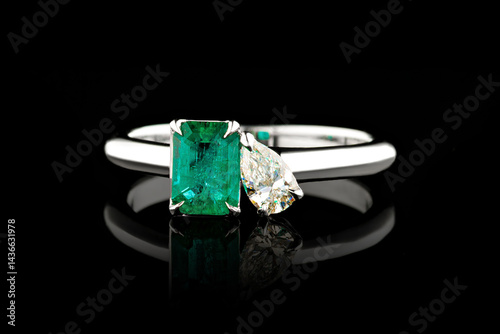 Obraz na płótnie silver or gold ring with emerald stone and diamonds on black background w salonie