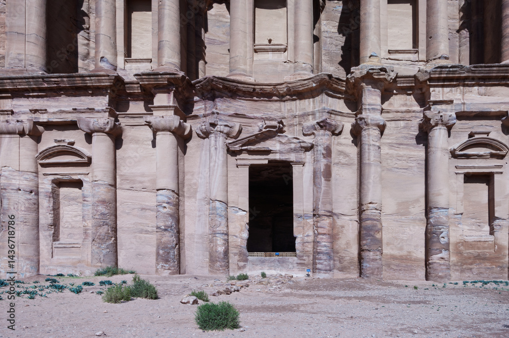 Naklejka premium The building is old and has a lot of cracks