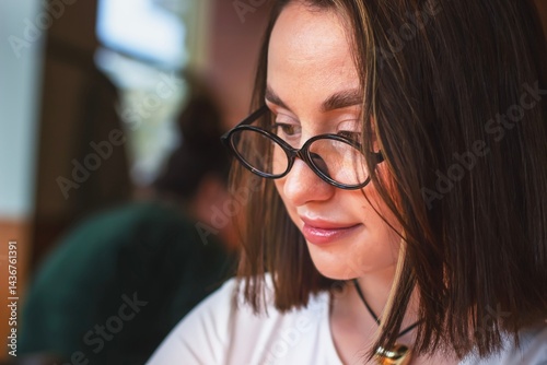 Obraz na płótnie young woman in glasses w salonie