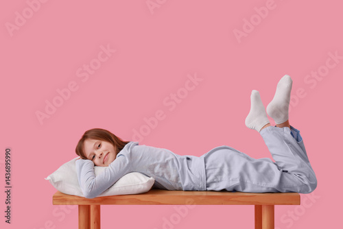 Little girl with pillow lyi...