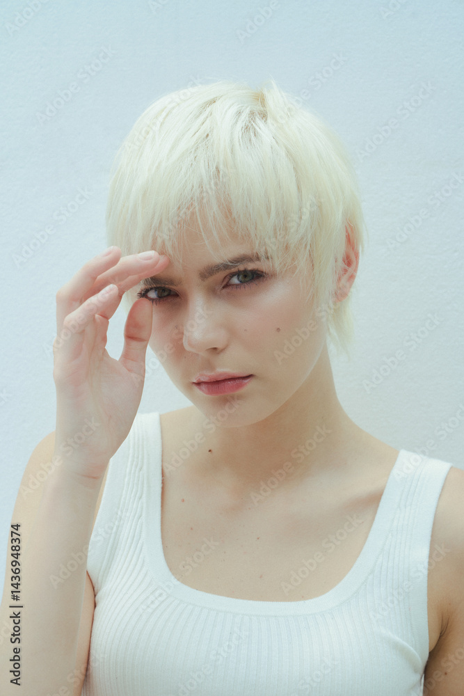 Fototapeta premium 屋外で撮影をした白人女性の雰囲気のあるポートレート