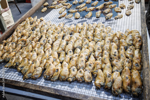 Obraz na płótnie A Chinese Traditional Dried Gold Oysters on a Metal Grid w salonie