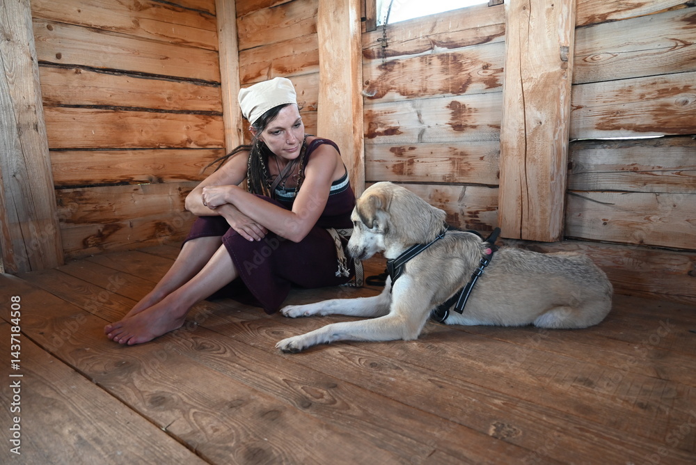 Obraz premium Schildmaid sucht Schatten mit ihrem Hund 