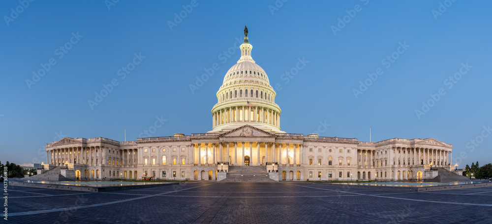 Fototapeta premium Panorama of the illuminated U.S. Capitol Building in Washington D.C. at dawn