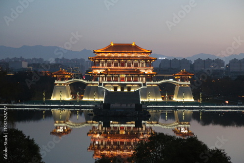 Foto night view of the Tang Paradise, China