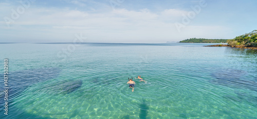 Obraz na płótnie swimming in sea in Thailand w salonie