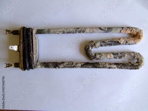 Φωτογραφία Corroded heating element showing significant wear and buildup from prolonged use