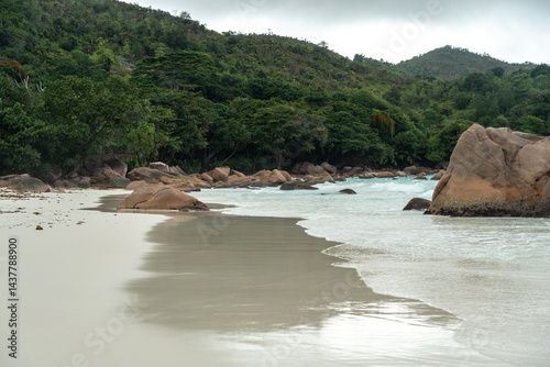 Obraz na płótnie Tropical beach on Praslin island, Seychelles, with turquoise ocean waves, lush jungle hills w salonie