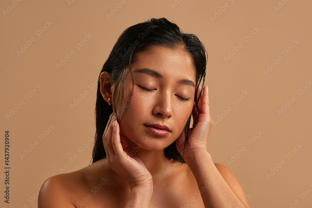 Fototapeta premium Calm and Serenity in Portrait: A Woman with Peaceful Expression Against Soft Background