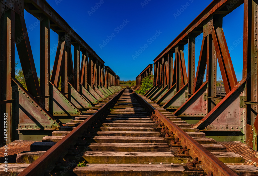 Alte stillgelegte Eisenbahnbrücke
