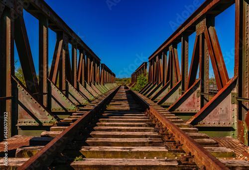 Obraz na płótnie Alte stillgelegte Eisenbahnbrücke w salonie