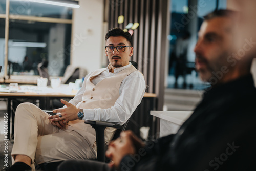 Fotografie Business professionals in a modern office setting having a discussion