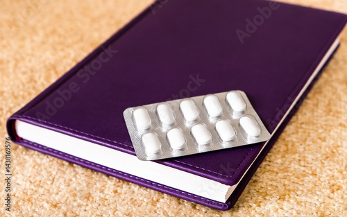 Obraz na płótnie Book with a Pills w salonie