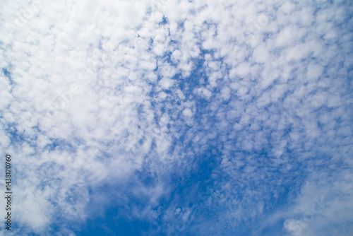 Obraz na płótnie blue sky with clouds closeup w salonie