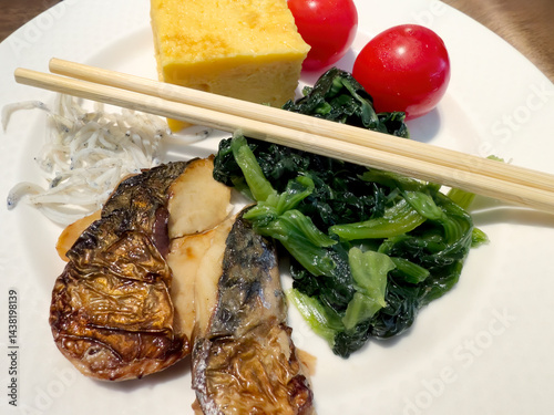Obraz na płótnie Close up view of Asian fish dish and various other vegetables w salonie
