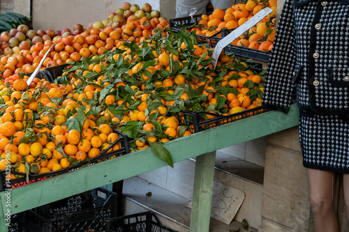 Fototapeta Naklejka Na Ścianę i Meble -  Fresh oranges displayed on a market stall. Vibrant citrus fruits arranged for sale, ideal for food, agriculture, and healthy lifestyle themes.