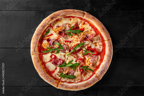 Obraz na płótnie Delicious pizza with chicken, bacon, arugula, and mozzarella on black wooden table w salonie