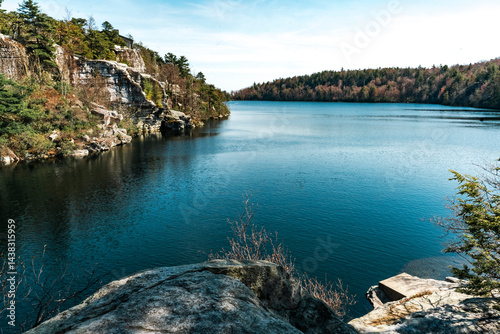 Obraz na płótnie Kerhonkson, NY - US - Apr 23, 2025 Lake Awosting glistens under a clear sky, bordered by rugged cliffs and forested hillsides in Minnewaska State Park—a serene gem perfect for nature lovers. w salonie