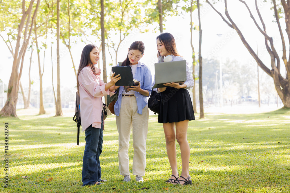 Obraz premium A group of students meeting up to study and gather additional information outside the classroom, enjoying the experience together.
