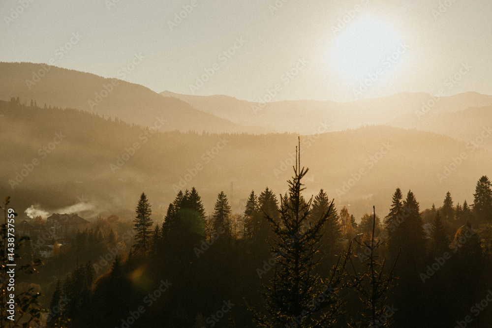 Obraz premium sunset in the Carpathians, autumn landscapes of the Carpathians, sunset in the mountains, mountain horizons, autumn warm sunset on the top of the mountain, mountains in autumn