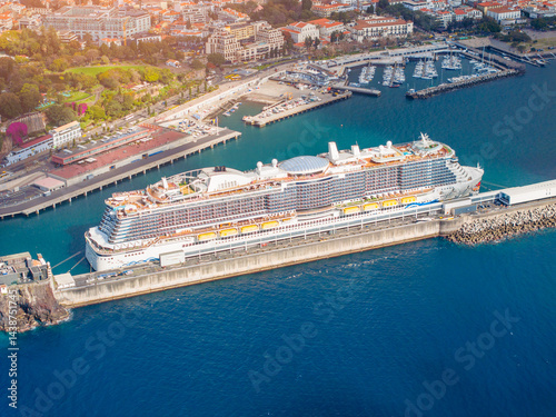 Obraz na płótnie Luxurious passenger cruise ship anchored at a vibrant coastal port under a clear blue sky w salonie