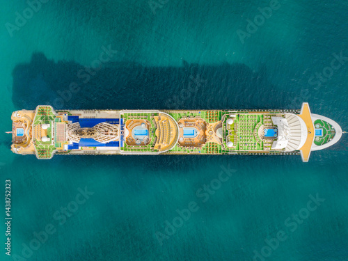 Obraz na płótnie Luxurious cruise ship glides through turquoise waters offering stunning views and unforgettable vacation experiences w salonie