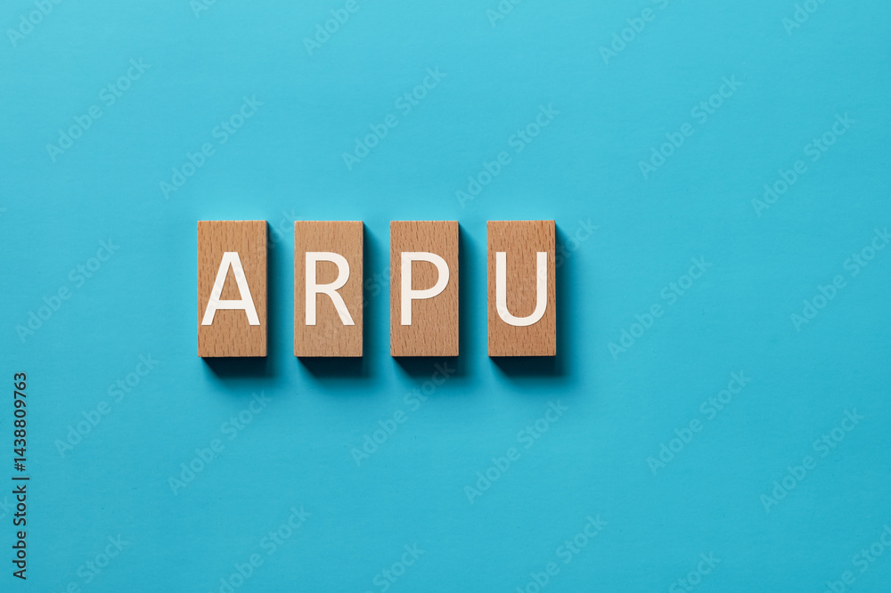 Obraz premium There is wood block with the word ARPU. It is an abbreviation for Average Revenue Per User as eye-catching image.