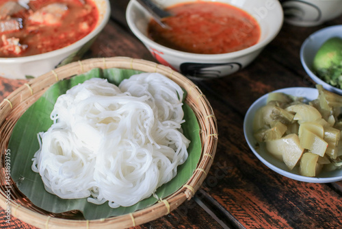 Rice vermicelli  with spicy pork sauce 