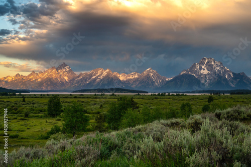 Obraz na płótnie Light Glows on Edge of Grand Teton Range at Sunrise w salonie
