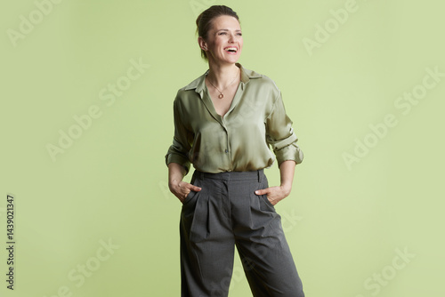 Obraz na płótnie Confident Professional: Woman in Green Silk Blouse w salonie