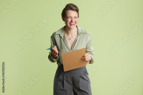 Obraz na płótnie Laughing woman with clipboard w salonie